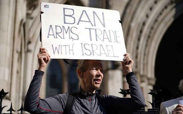Des manifestants anti-Israël réunis devant la Cour royale de justice, où l'organisation Al-Haq a engagé une action en justice contre le département des Affaires économiques et commerciales pour plusieurs décisions, à Londres, le 13 mai 2025. (Crédit : Ben Whitley/PA via AP) Des manifestants anti-Israël réunis devant la Cour royale de justice, où l'organisation Al-Haq a engagé une action en justice contre le département des Affaires économiques et commerciales pour plusieurs décisions, à Londres, le 13 mai 2025. (Crédit : Ben Whitley/PA via AP)