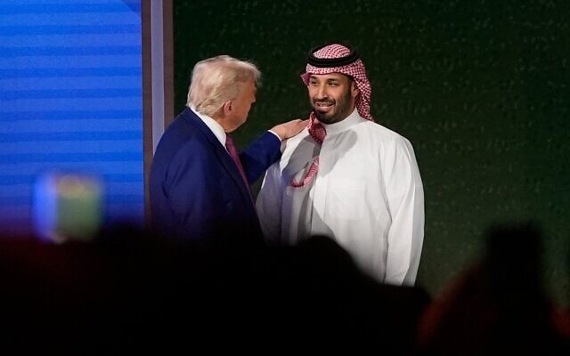 Le président américain Donald Trump serrant la main du prince héritier saoudien Mohammed ben Salmane après son discours, au Centre international de conférences King Abdulaziz, à Ryad, en Arabie saoudite, le 13 mai 2025. (Crédit : Alex Brandon/AP Photo)