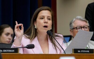 La représentante américaine Elise Stefanik, républicaine de New York, interroge les dirigeants universitaires lors d'une audience de la commission de l'éducation et de la main-d'œuvre de la Chambre des représentants au Capitole, à Washington, DC, le 15 juillet 2025. (Crédit : AP/Rod Lamkey, Jr.)