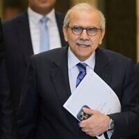 Le Premier ministre libanais Nawaf Salam arrivant à une réunion du Conseil des ministres qui discutera du plan de l'armée libanaise visant à désarmer le groupe terroriste chiite libanais du Hezbollah, au palais présidentiel de Baabda, à l'est de Beyrouth, le 5 septembre 2025. (Crédit : Hussein Malla/AP)