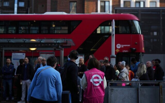 Illustration : Des employés de Transport for London aidant les usagers à monter dans les bus, pendant que les membres du syndicat Rail, Maritime and Transport (RMT) font grève, dans le centre-ville de Londres, le 8 septembre 2025. (Crédit : Joanna Chan/AP Photo)