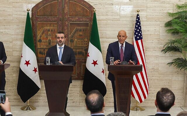L'ambassadeur américain en Turquie et envoyé spécial en Syrie, Tom Barrack, et le ministre syrien des Affaires étrangères, Asaad al-Shibani, à Damas, en Syrie, le 16 septembre 2025. (Crédit : AP Photo/Ghaith Alsayed) L'ambassadeur américain en Turquie et envoyé spécial en Syrie, Tom Barrack, et le ministre syrien des Affaires étrangères, Asaad al-Shibani, à Damas, en Syrie, le 16 septembre 2025. (Crédit : AP Photo/Ghaith Alsayed)