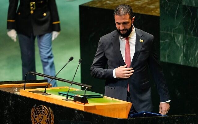Le président syrien Ahmad Al-Sharaa s'approche du podium pour prendre la parole lors de la 80e session de l'Assemblée générale des Nations unies, le mercredi 24 septembre 2025, au siège de l'ONU. (Crédit : AP/Yuki Iwamura) Le président syrien Ahmad Al-Sharaa s'approche du podium pour prendre la parole lors de la 80e session de l'Assemblée générale des Nations unies, le mercredi 24 septembre 2025, au siège de l'ONU. (Crédit : AP/Yuki Iwamura)