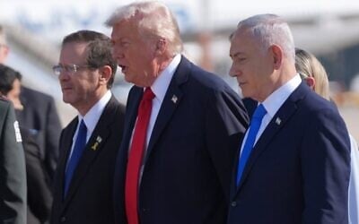 Le président Donald Trump aux côtés du président israélien Isaac Herzog (à gauche) et du Premier ministre israélien Benjamin Netanyahu, à l'aéroport international Ben Gurion, le 13 octobre 2025.(Crédit : Evan Vucci/AP) Le président Donald Trump aux côtés du président israélien Isaac Herzog (à gauche) et du Premier ministre israélien Benjamin Netanyahu, à l'aéroport international Ben Gurion, le 13 octobre 2025.(Crédit : Evan Vucci/AP)