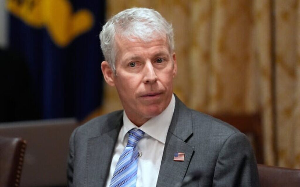 Le secrétaire américain à l'Énergie, Chris Wright, écoutant le président américain Donald Trump s'entretenir avec le président argentin Javier Milei, dans la salle du Cabinet de la Maison Blanche, à Washington, le 14 octobre 2025. (Crédit : Alex Brandon/AP Photo)