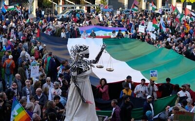 Des personnes manifestent contre la participation de l'équipe nationale israélienne au match de qualification pour la Coupe du monde de football 2026 contre l'Italie, qui se déroule à Udine, en Italie, le 14 octobre 2025. (Crédit : AP Photo/Luca Bruno, fichier)