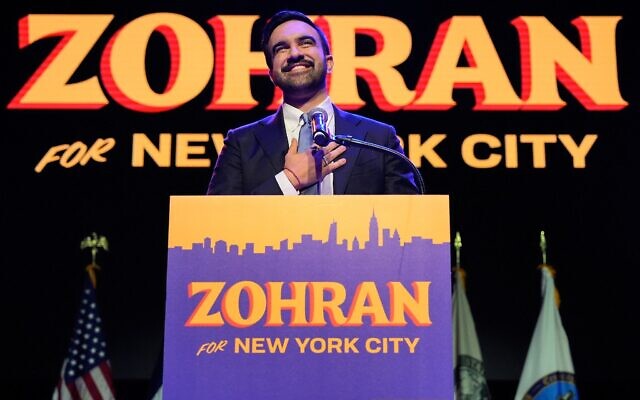 Zohran Mamdani prononçant un discours de victoire lors d'une soirée électorale organisée à l'occasion des élections municipales, à New York, le 4 novembre 2025. (Crédit : Yuki Iwamura/AP Photo)