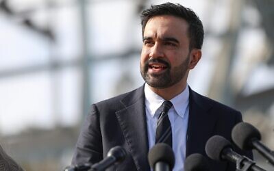 Le maire élu de New York, Zohran Mamdani, s'exprime lors d'une conférence de presse dans le quartier du Queens à New York, le 5 novembre 2025. (Crédit : AP Photo/Heather Khalifa)