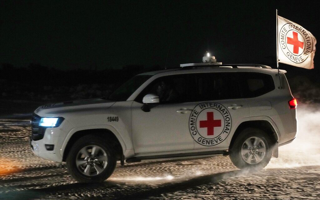 Un convoi de la Croix-Rouge transportant le corps d'un otage décédé remis par le Hamas se dirige vers le poste-frontière avec Israël, afin d'être transféré aux autorités israéliennes, à Deir al-Balah, dans le centre de la bande de Gaza, le vendredi 7 novembre 2025. (Crédit : AP Photo/Abdel Kareem Hana)