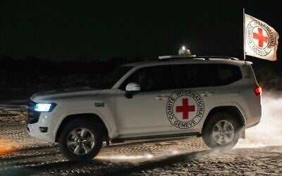 Un convoi de la Croix-Rouge transportant le corps d'un otage décédé remis par le Hamas se dirige vers le poste-frontière avec Israël, afin d'être transféré aux autorités israéliennes, à Deir al-Balah, dans le centre de la bande de Gaza, le vendredi 7 novembre 2025. (Crédit : AP Photo/Abdel Kareem Hana)