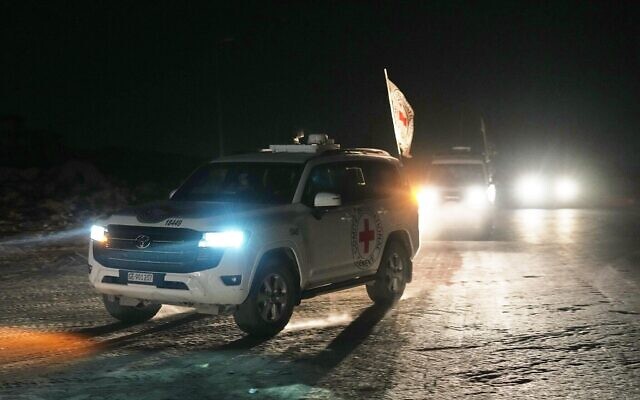 Un convoi de la Croix-Rouge transportant le corps d'un otage décédé remis par des terroristes palestiniens se dirige vers le poste-frontière avec Israël, afin d'être transféré aux autorités israéliennes, à Deir al-Balah, dans le centre de la bande de Gaza, le 7 novembre 2025. (Crédit : AP Photo/Abdel Kareem Hana)
