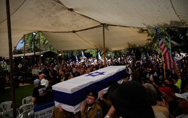 Des soldats de Tsahal portent le cercueil, ceint du drapeau israélien, du soldat et otage tué, Itay Chen, libéré de Gaza, lors de ses funérailles au cimetière militaire de Kiryat Shaul, à Tel Aviv, le 9 novembre 2025. (Crédit : AP Photo/Ohad Zwigenberg)