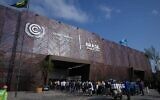 Des personnes font la queue pour entrer au sommet de l'ONU sur le climat, la COP30, à Belém, au Brésil, le 10 novembre 2025. (Crédit : AP Photo/Fernando Llano)