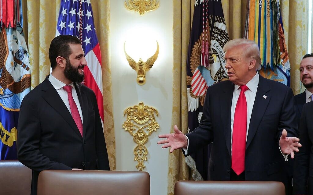 Le président américain Donald Trump, à droite, s’entretient avec le président syrien Ahmad al-Sharaa, à la Maison Blanche à Washington, le 10 novembre 2025. (Crédit : Service de presse de la présidence syrienne/AP)