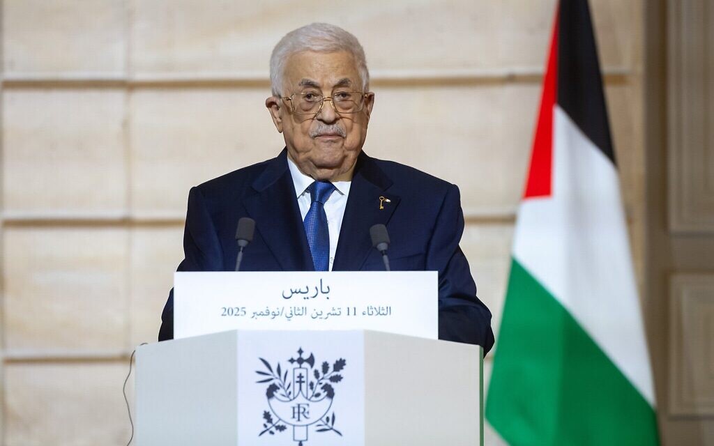 Le dirigeant de l'Autorité palestinienne Mahmoud Abbas lors d'une conférence conjointe avec le président français Emmanuel Macron (hors champs), à l'Élysée, à Paris, le 11 novembre 2025. (Crédit : Christophe Petit Tesson, Pool via AP)