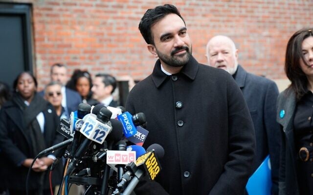 Le maire élu de New York, Zohran Mamdani, s’adresse aux journalistes lors d’une conférence de presse à New York, le 17 novembre 2025. (Crédit : Seth Wenig/AP) Le maire élu de New York, Zohran Mamdani, s’adresse aux journalistes lors d’une conférence de presse à New York, le 17 novembre 2025. (Crédit : Seth Wenig/AP)