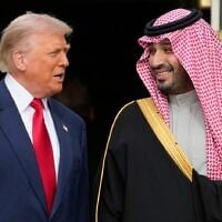 Le président américain Donald Trump (à gauche) accueillant le prince héritier d'Arabie saoudite Mohammed ben Salmane, à la Maison Blanche, à Washington, le 18 novembre 2025. (Crédit : Mark Schiefelbein/AP Photo)