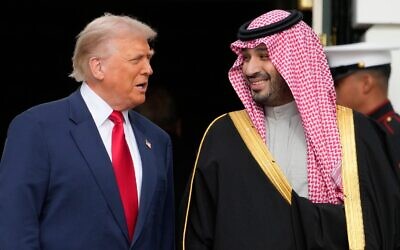 Le président américain Donald Trump (à gauche) accueillant le prince héritier d'Arabie saoudite Mohammed ben Salmane, à la Maison Blanche, à Washington, le 18 novembre 2025. (Crédit : Mark Schiefelbein/AP Photo)