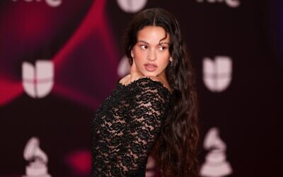 La chanteuse espagnole Rosalía apparaît lors de la 24e cérémonie annuelle des Latin Grammy Awards à Séville, en Espagne, le 16 novembre 2023. (Crédit : Vianney Le Caer/Invision/AP)