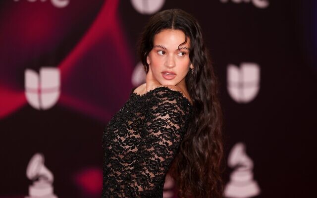 La chanteuse espagnole Rosalía apparaît lors de la 24e cérémonie annuelle des Latin Grammy Awards à Séville, en Espagne, le 16 novembre 2023. (Crédit : Vianney Le Caer/Invision/AP) La chanteuse espagnole Rosalía apparaît lors de la 24e cérémonie annuelle des Latin Grammy Awards à Séville, en Espagne, le 16 novembre 2023. (Crédit : Vianney Le Caer/Invision/AP)