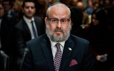 Le rabbin Yehuda Kaploun arrive à une audience de confirmation devant la commission des relations étrangères du Sénat américain concernant sa nomination au poste d’envoyé spécial chargé de surveiller et de combattre l’antisémitisme, au Capitole à Washington, le 19 novembre 2025. (Crédit : Julia Demaree Nikhinson/AP)