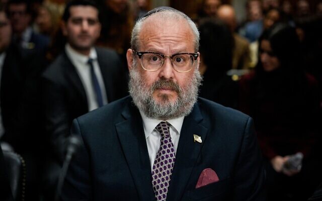 Le rabbin Yehuda Kaploun arrive à une audience de confirmation devant la commission des relations étrangères du Sénat américain concernant sa nomination au poste d’envoyé spécial chargé de surveiller et de combattre l’antisémitisme, au Capitole à Washington, le 19 novembre 2025. (Crédit : Julia Demaree Nikhinson/AP)