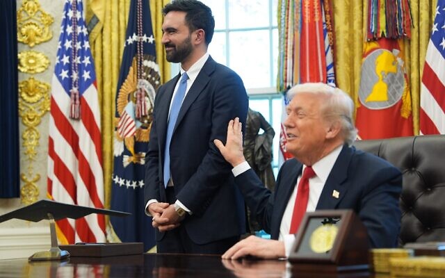 WASHINGTON, DC - 21 NOVEMBRE : Le président américain Donald Trump rencontre le maire élu de New York, Zohran Mamdani (à gauche), dans le bureau ovale de la Maison Blanche, le 21 novembre 2025, à Washington, DC. (Crédit : Andrew Harnik / GETTY IMAGES NORTH AMERICA / Getty Images via AFP)