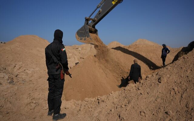 Des membres du Jihad islamique et des travailleurs égyptiens recherchent les corps d'otages au nord de Nuseirat, dans la bande de Gaza, samedi 22 novembre 2025. (Crédit : AP Photo/Abdel Kareem Hana)