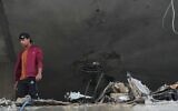 Des Palestiniens inspectent les dégâts causés à une maison visée par une frappe israélienne à Deir al-Balah, dans le centre de la bande de Gaza, le 22 novembre 2025. (Crédit : AP Photo/Abdel Kareem Hana)