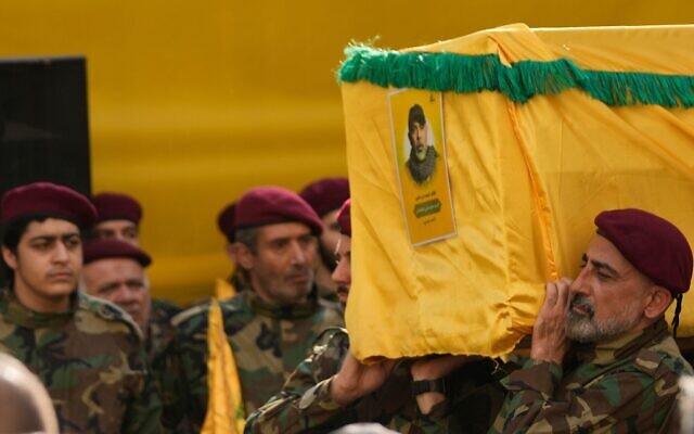 Des membres du Hezbollah portent le cercueil du chef d'état-major du groupe terroriste, Haytham Tabatabai, lors de son cortège funèbre dans la banlieue sud de Beyrouth, au Liban, le 24 novembre 2025. (Crédit : AP Photo/Hussein Malla)