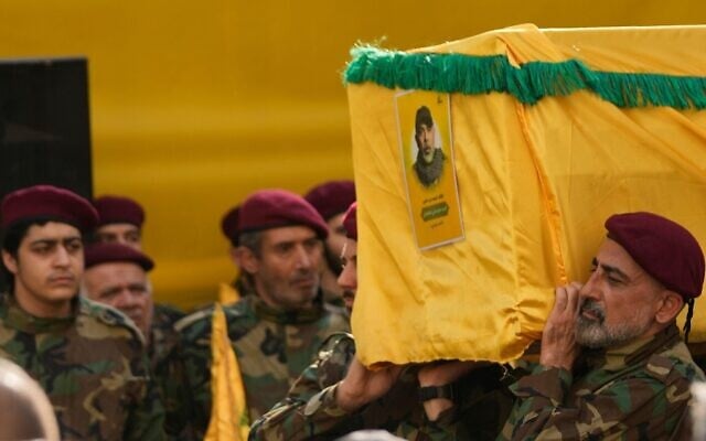 Des terroristes du Hezbollah portant le cercueil du chef d'état-major du groupe terroriste chiite libanais, Haytham Tabatabai, lors de son cortège funèbre, dans la banlieue sud de Beyrouth, au Liban, le 24 novembre 2025. (Crédit : Hussein Malla/AP Photo)