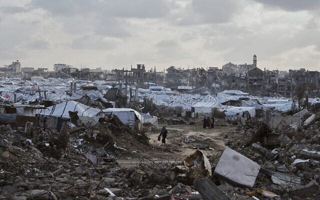 Un campement de tentes pour des Gazaouis déplacés au milieu des destructions causées par la guerre entre Israël et le Hamas, au nord de Gaza-City, le 25 novembre 2025. (Crédit : Jehad Alshrafi/AP Photo)