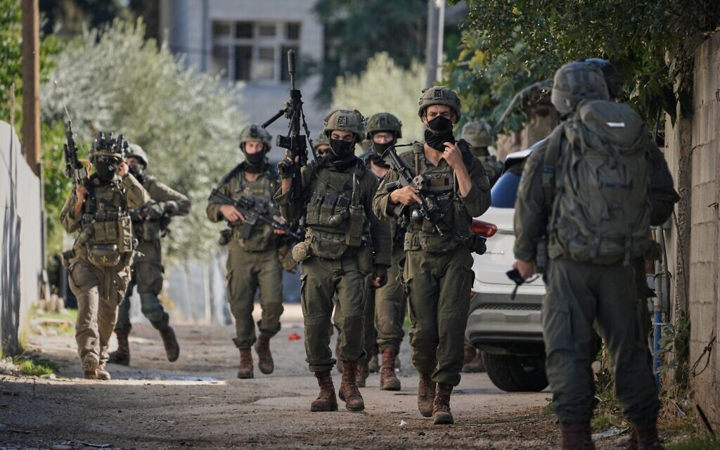 Photo d'illustration : Des soldats israéliens lors d'un raid de l'armée dans la ville de Tubas, en Cisjordanie, le 26 novembre 2025. (Crédit : Majdi Mohammed/AP)