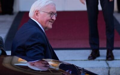 Le président allemand Frank-Walter Steinmeier arrive pour une réunion avec le Premier ministre espagnol Pedro Sanchez au palais de la Moncloa à Madrid, en Espagne, le 27 novembre 2025. (Crédit : AP Photo/Manu Fernandez)