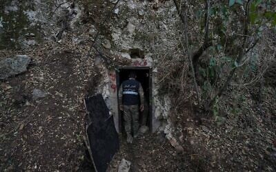 Un soldat de l'armée libanaise se tient à l'entrée d'un tunnel creusé dans une montagne qui était utilisé par le Hezbollah comme clinique et entrepôt près de la frontière libano-israélienne dans la vallée de Zibqin, au sud du Liban, le vendredi 28 novembre 2025. (Crédit : AP Photo/Bilal Hussein)