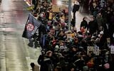 Des manifestants protestant contre le projet de refondation de l'organisation de jeunesse de l'AfD, à Giessen, en Allemagne, tôt le 29 novembre 2025. (Crédit : Martin Meissner/AP)