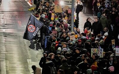 Des manifestants protestant contre le projet de refondation de l'organisation de jeunesse de l'AfD, à Giessen, en Allemagne, tôt le 29 novembre 2025. (Crédit : Martin Meissner/AP) Des manifestants protestant contre le projet de refondation de l'organisation de jeunesse de l'AfD, à Giessen, en Allemagne, tôt le 29 novembre 2025. (Crédit : Martin Meissner/AP)