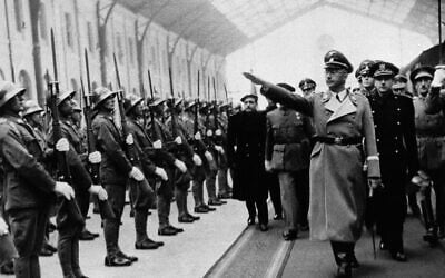 Heinrich Himmler, chef de la police d'Hitler, fait le salut nazi à la gare de Madrid en Espagne, le 20 octobre 1940. (Crédit: AP)