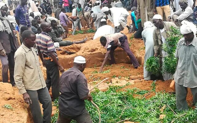 Des habitants creusant une fosse commune pour les victimes d'une attaque qui a fait plus de 60 morts dans le village de Masteri, dans l'ouest du Darfour, au Soudan, le 27 juillet 2020. (Crédit : Mustafa Younes via AP)