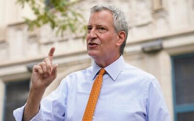 Le maire de New York, Bill de Blasio, s'adresse aux journalistes après avoir visité l'école primaire New Bridges dans le quartier de Brooklyn à New York pour observer les procédures de sécurité liées à la pandémie, le 19 août 2020. (Crédit : AP Photo/John Minchillo, fichier)