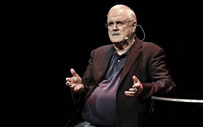John Cleese lors de son spectacle « Last Time to See Me Before I Die » (Tobias Nokolai/Polfoto via AP)