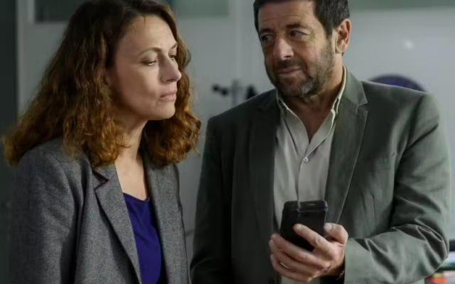 Natacha Lindinger et Patrick Bruel, dans la série « Menace imminente ». (Crédit : NICOLAS ROUCOU / ELEPHANT / TF1) Natacha Lindinger et Patrick Bruel, dans la série « Menace imminente ». (Crédit : NICOLAS ROUCOU / ELEPHANT / TF1)