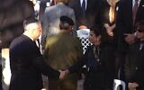 Des personnes se rendent sur le site du monument dédié au Premier ministre assassiné Yitzhak Rabin, sur la place Rabin à Tel Aviv, le 4 novembre 2024. (Crédit : Tomer Neuberg/Flash90)