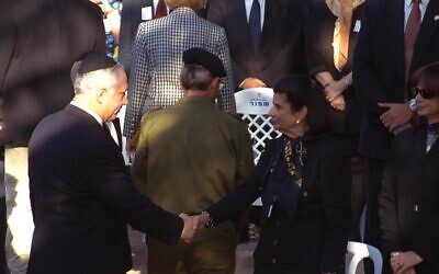 Des personnes se rendent sur le site du monument dédié au Premier ministre assassiné Yitzhak Rabin, sur la place Rabin à Tel Aviv, le 4 novembre 2024. (Crédit : Tomer Neuberg/Flash90)