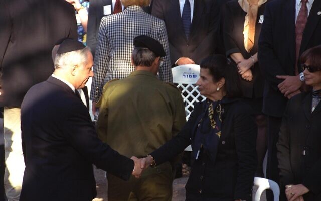 Des personnes se rendent sur le site du monument dédié au Premier ministre assassiné Yitzhak Rabin, sur la place Rabin à Tel Aviv, le 4 novembre 2024. (Crédit : Tomer Neuberg/Flash90) Des personnes se rendent sur le site du monument dédié au Premier ministre assassiné Yitzhak Rabin, sur la place Rabin à Tel Aviv, le 4 novembre 2024. (Crédit : Tomer Neuberg/Flash90)