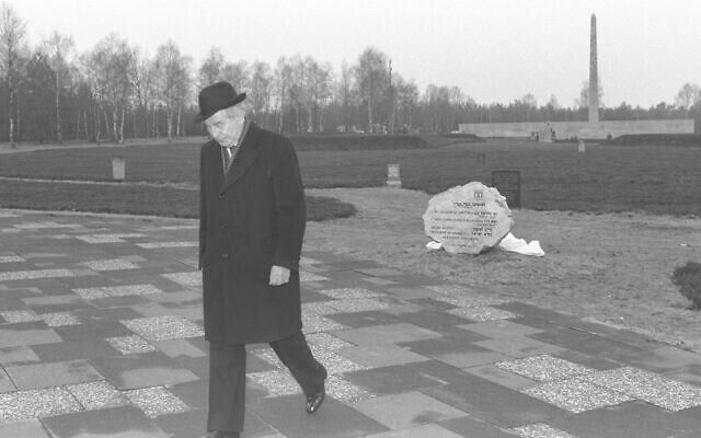 Le président d’Israël en fonction, Chaïm Herzog, assistant à une cérémonie au camp de concentration nazi de Bergen-Belsen, en Allemagne, le 6 avril 1987. (Crédit : Nati Harnik/GPO)