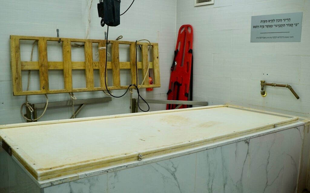 Le mikve en marbre, ou bain rituel, a été installé en 2014 dans les locaux dédiés à la purification du cimetière Mount Richmond, à New York. (Crédit : Cathryn J. Prince)