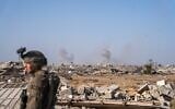 Un soldat de l’armée israélienne visible lors de frappes aériennes menées à Rafah, dans le sud de la bande de Gaza, le 23 novembre 2025. (Crédit : Emanuel Fabian/Times of Israel)
