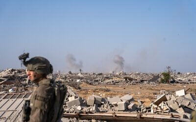Un soldat de l’armée israélienne visible lors de frappes aériennes menées à Rafah, dans le sud de la bande de Gaza, le 23 novembre 2025. (Crédit : Emanuel Fabian/Times of Israel) Un soldat de l’armée israélienne visible lors de frappes aériennes menées à Rafah, dans le sud de la bande de Gaza, le 23 novembre 2025. (Crédit : Emanuel Fabian/Times of Israel)