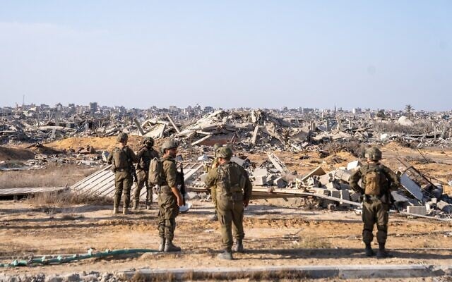 Des soldats de Tsahal à Rafah, dans le sud de Gaza, le 23 novembre 2025. (Crédit : Emanuel Fabian/Times of Israel)